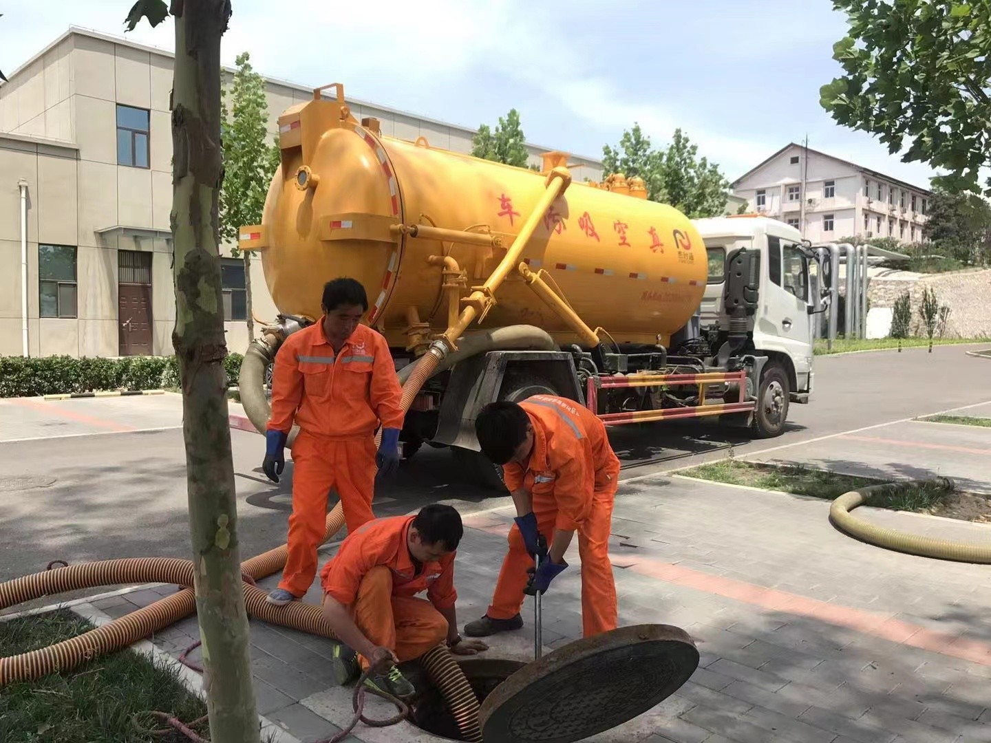 江岸管道疏通车停在窨井附近