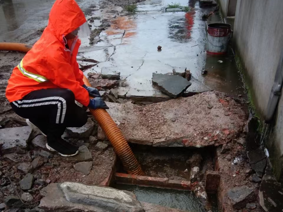 江岸专业清理污水池 炜誉市政以规范流程守护城市 “肠道”