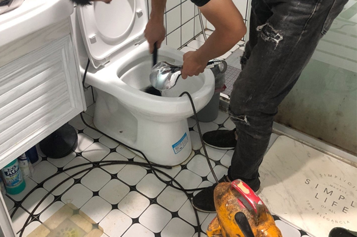 江岸马桶堵塞自己疏通还是找师傅？专业上门服务让你省时更省心