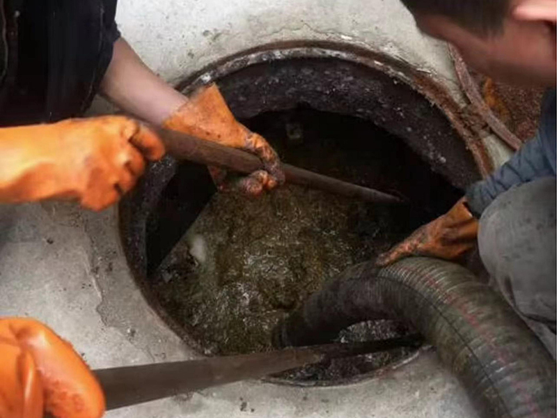 江岸清理化粪池时如何避免沼气的危害？